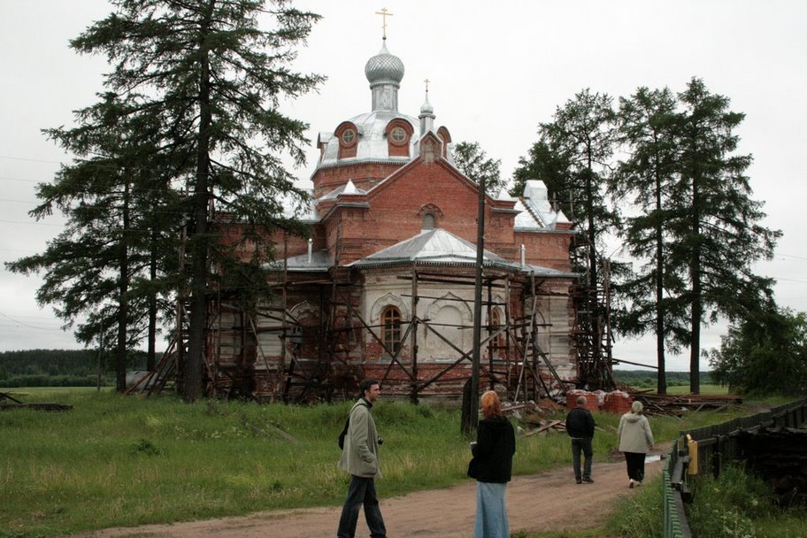 Свято-Никольский храм в селе Сура